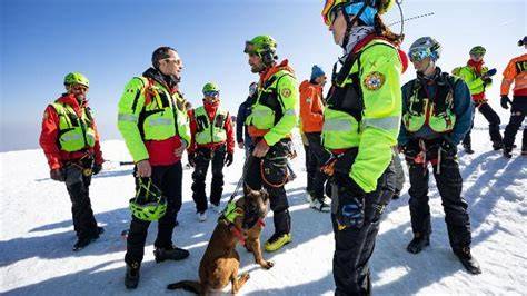 Gruppo cinofili del Soccorso Alpino con cani da valanga durante un addestramento