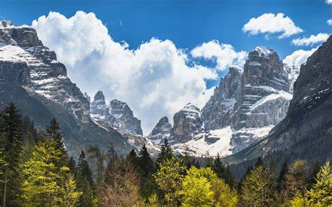 Vista panoramica delle Dolomiti di Brenta dalla Val di Sole