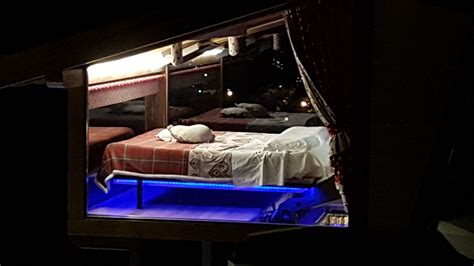 Interno della cabina con materasso ad acqua, lucernario e dettagli originali della funivia