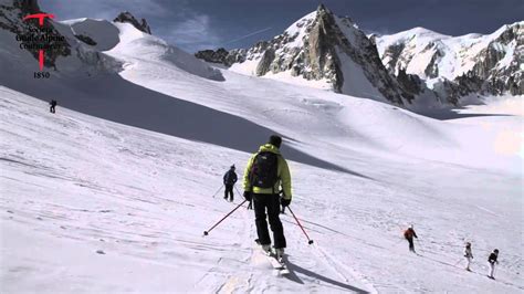 Sciatori che praticano freeride con vista sul Monte Bianco