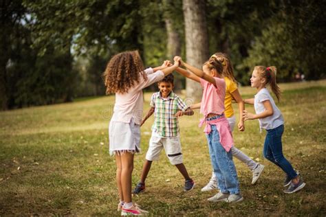 bambini che giocano nel parco Giro d'Ali con vista sulle montagne