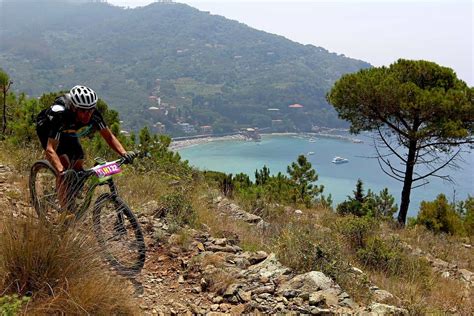 ciclista in mountain bike su un sentiero sterrato con vista panoramica