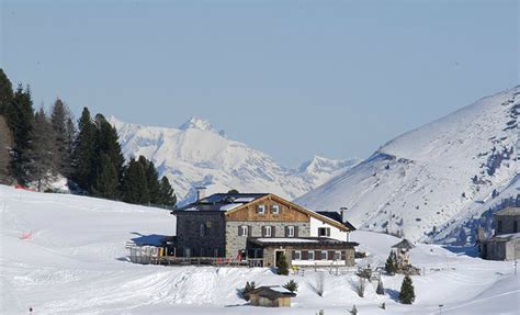 immagine del Rifugio Passo Lusia con vista sulle montagne