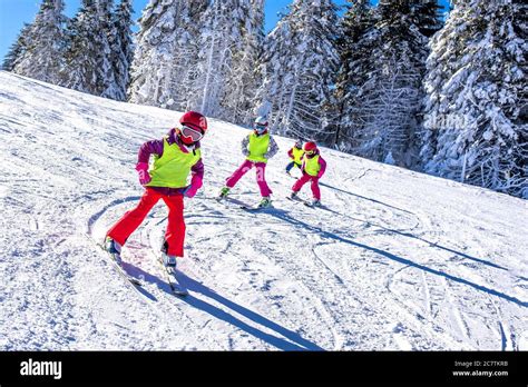 bambini che imparano a sciare su una pista blu all'Alpe Lusia