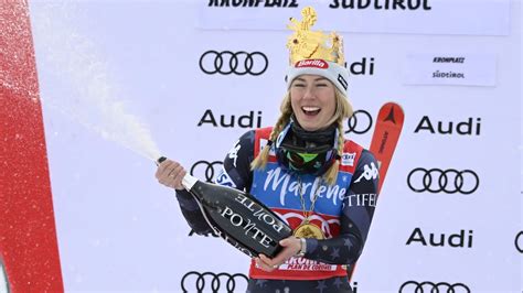 Foto di Mikaela Shiffrin che festeggia una vittoria