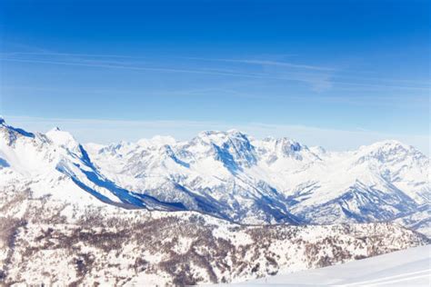 Vista panoramica sulle montagne innevate del comprensorio Pontedilegno-Tonale