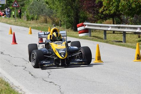 Vista aerea del percorso di gara dello Slalom Città di Campobasso con auto da corsa in azione.