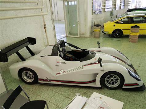 Dettaglio di una Radical SR4 durante le verifiche tecniche prima della gara.