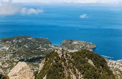 Profilo geologico dell'isola d'Ischia con le diverse formazioni vulcaniche e il Monte Epomeo