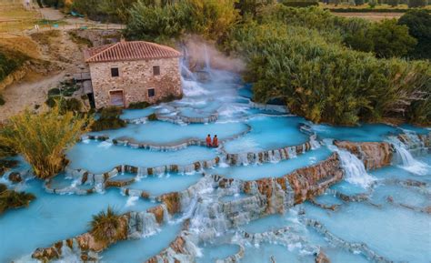 Panorama delle terme naturali di Sorgeto con acqua calda che si riversa nel mare