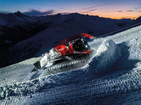 Foto di un PistenBully moderno su una pista innevata