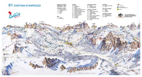 Vista panoramica delle montagne innevate di Cortina d'Ampezzo con piste da sci e impianti di risalita