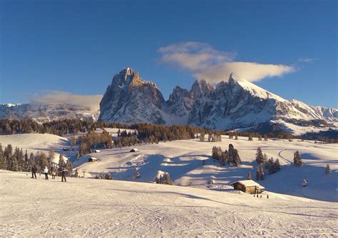 Panoramica delle Dolomiti innevate, simbolo del Trentino, con piste da sci in primo piano