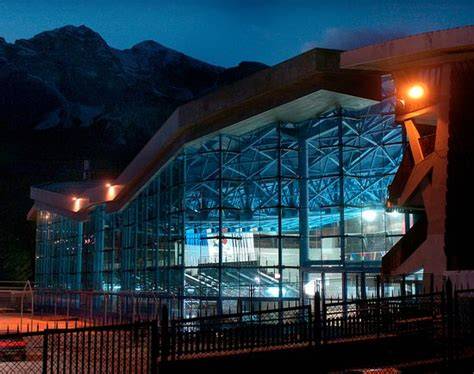vista esterna moderna dello Stadio Olimpico del Ghiaccio di Cortina d'Ampezzo