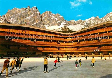 vista storica dello Stadio Olimpico del Ghiaccio di Cortina d'Ampezzo durante le Olimpiadi del 1956, senza copertura