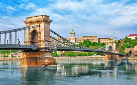Vista panoramica della pista ciclabile lungo il Danubio con il fiume e la città sullo sfondo