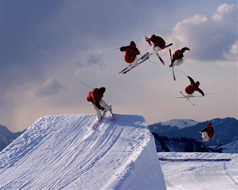 Confronto visivo tra sci freestyle tradizionali lunghi e sci corti (short skis).