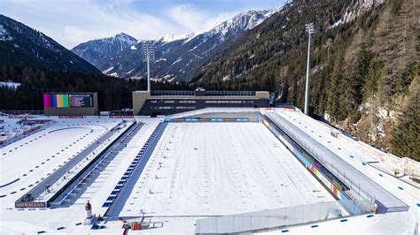 Immagine panoramica del comprensorio sciistico di Anterselva durante una gara di biathlon