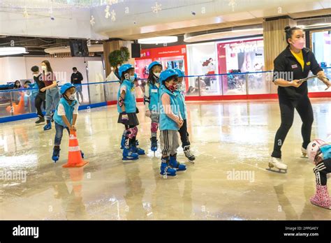 bambini che partecipano a un corso di pattinaggio su ghiaccio