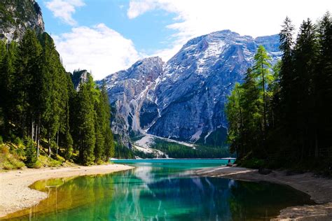 vista panoramica della Val Pusteria con montagne verdi e cielo azzurro