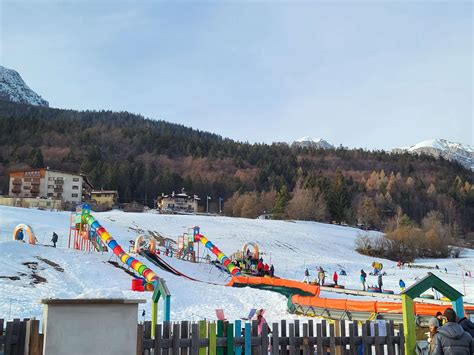 vista aerea dell'Andalo Life Park in inverno con diverse aree gioco e sportive