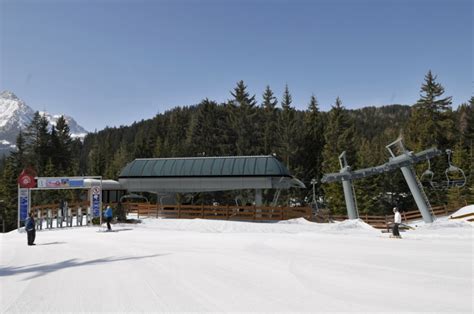 Stazione d'arrivo di una seggiovia ad agganciamento automatico