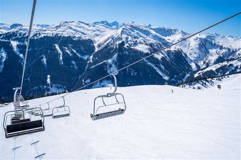 Panorama di Ischgl con montagne innevate e impianti di risalita