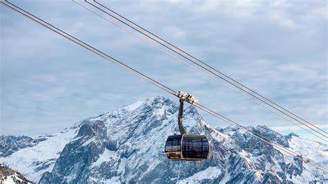 Immagine di una moderna cabinovia trifune di Ischgl