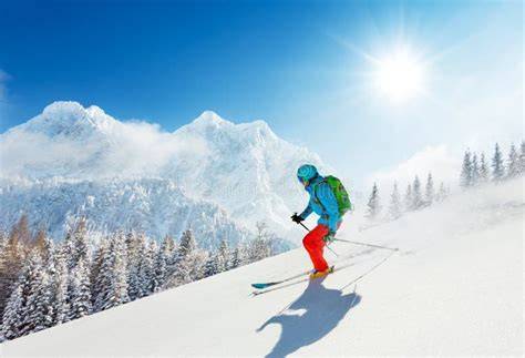 Sciatori che praticano freeride su neve fresca in un paesaggio alpino