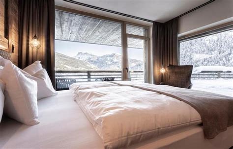 Interno di una suite familiare all'Hotel Col Alto con vista sulle montagne