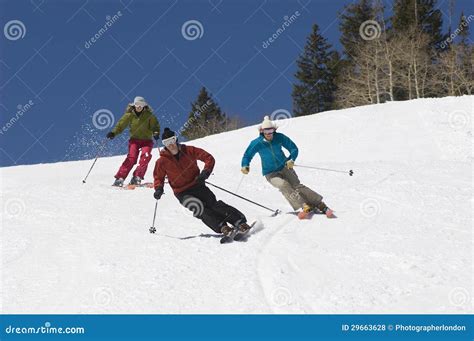Foto di sciatori che sciano su neve fresca