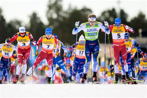 Immagine di un atleta di biathlon impegnato nello sci di fondo