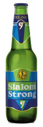 Immagine della bottiglia di Slalom Strong Lager con i suoi colori distintivi blu e verde e il numero 9.