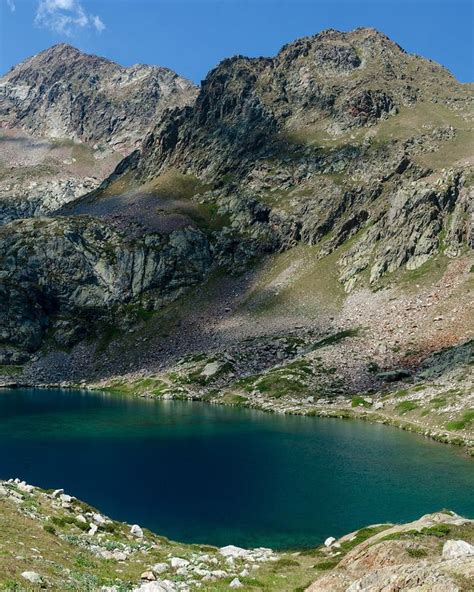Dettaglio di uno dei laghi alpini con le montagne circostanti