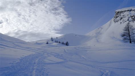 Panoramica delle Alpi Marittime con neve fresca e piste da sci in lontananza