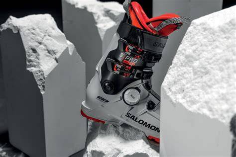 Primo piano del sistema di chiusura BOA e della leva posteriore dello scarpone Scarpa Alien RS