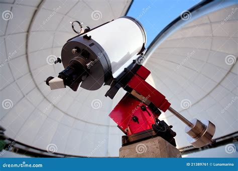 Interno dell'Osservatorio Astronomico Helmut Ullrich con telescopio