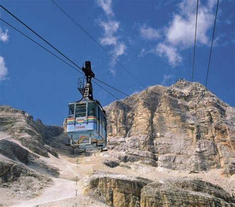 Cabina della funivia Freccia nel Cielo in movimento con sfondo dolomitico