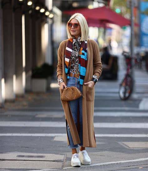 Collage di diversi outfit da sci alla moda per donne, con etichette che indicano le tendenze