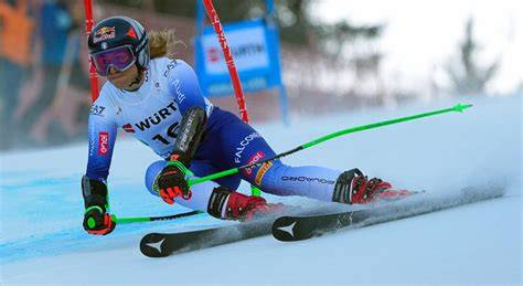 foto di Sofia Goggia in azione durante una gara di sci alpino.