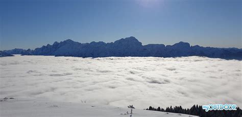 Panorama innevato delle Alpi Giulie con piste da sci