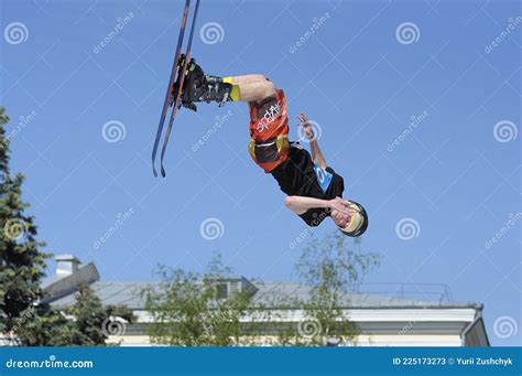Giovane sciatore che esegue un salto nello snowpark di Monte Bondone