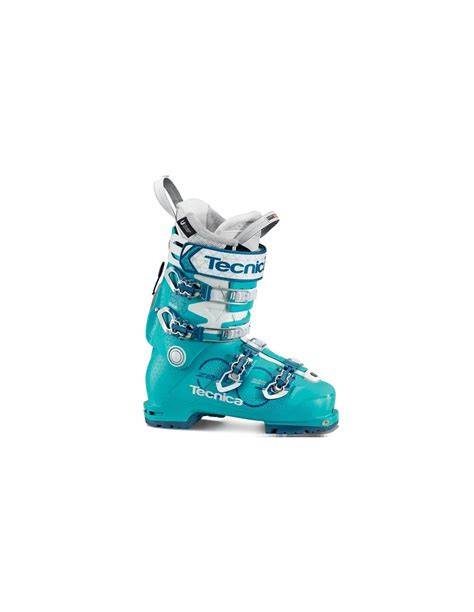 Donna con scarponi da sci Tecnica Zero G Guide W Bluebird in ambiente montano