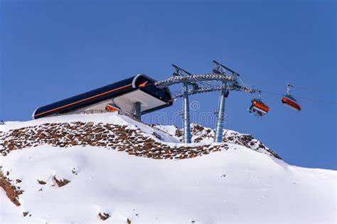 Panorama montano dalla piattaforma naturale vicino alla stazione superiore della seggiovia, con vista sul Gran Sasso e il Vettore