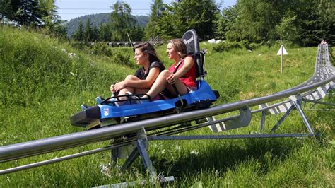 Insegna di un parco divertimenti con un bob su rotaia