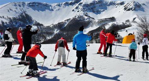 Foto di maestri di sci che insegnano a bambini e adulti sulle piste di Roccaraso