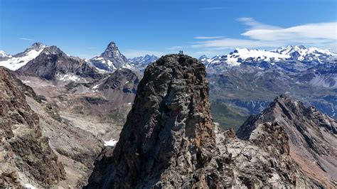 Vista della cresta della Punta Tsan con i suoi risalti rocciosi