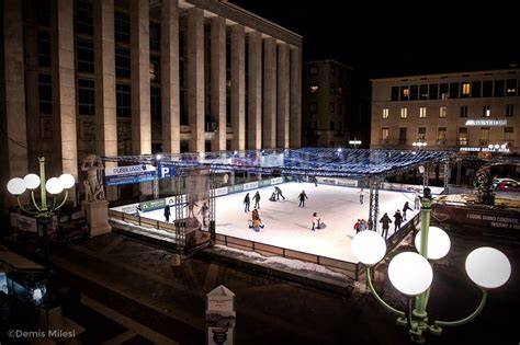 Vista aerea di Piazza della Vittoria con la pista di pattinaggio natalizia illuminata