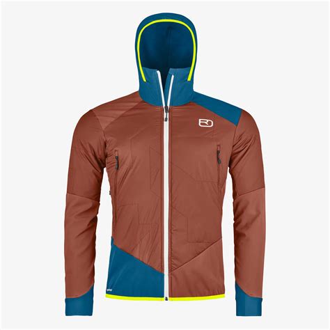 Modello che indossa la TRACE HYBRID JKT in un contesto montano