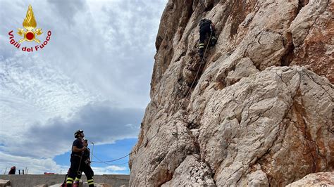 Arrampicatore che indossa i TRAD LIGHT PANTS su una parete rocciosa